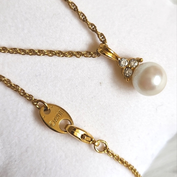 Vintage 1999 Avon Creme Pearl Pendant  Goldtone Necklace - Picture 4 of 6